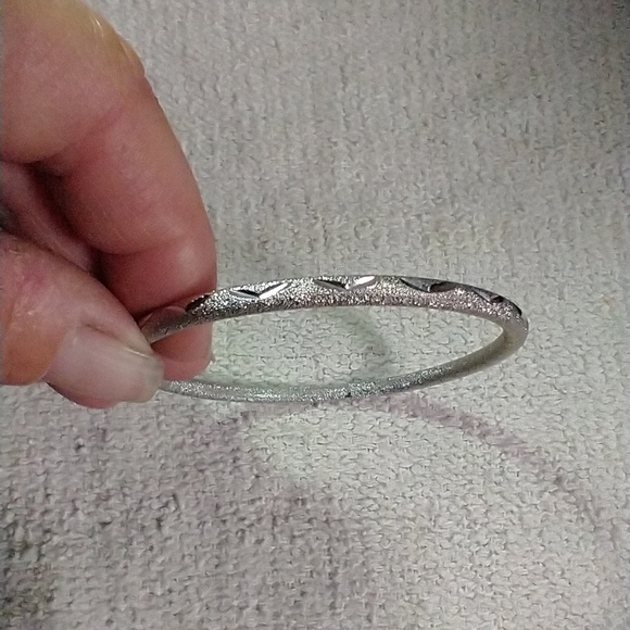 Silvertone diamond 💎 cut bangle bracelet - Picture 4 of 5